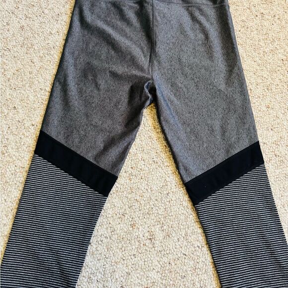 Under Armour Gray and Black Stretch Capris - Picture 9 of 9